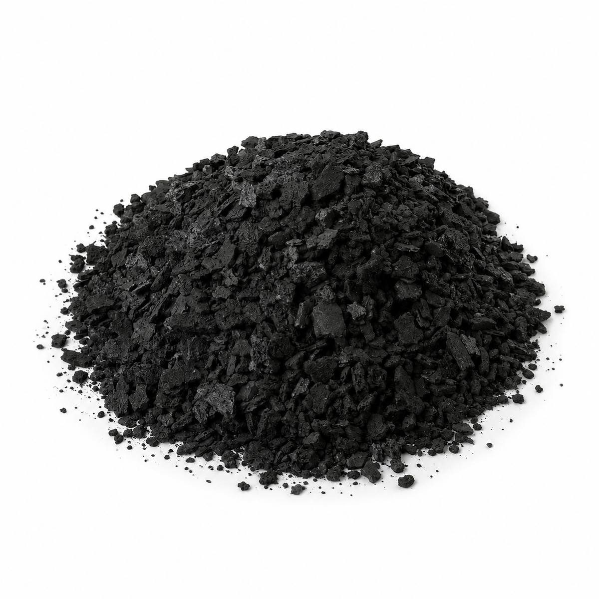 Aktivkohle als schwarzes, poröses Granulat auf weißem Hintergrund mit natürlichem Schatten